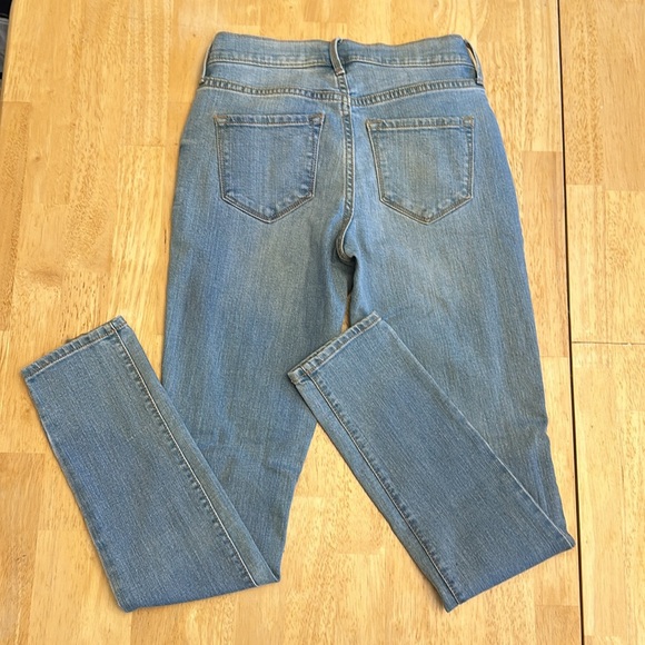 Old Navy Curvy Midrise Jeans - Light Wash - Picture 2 of 2